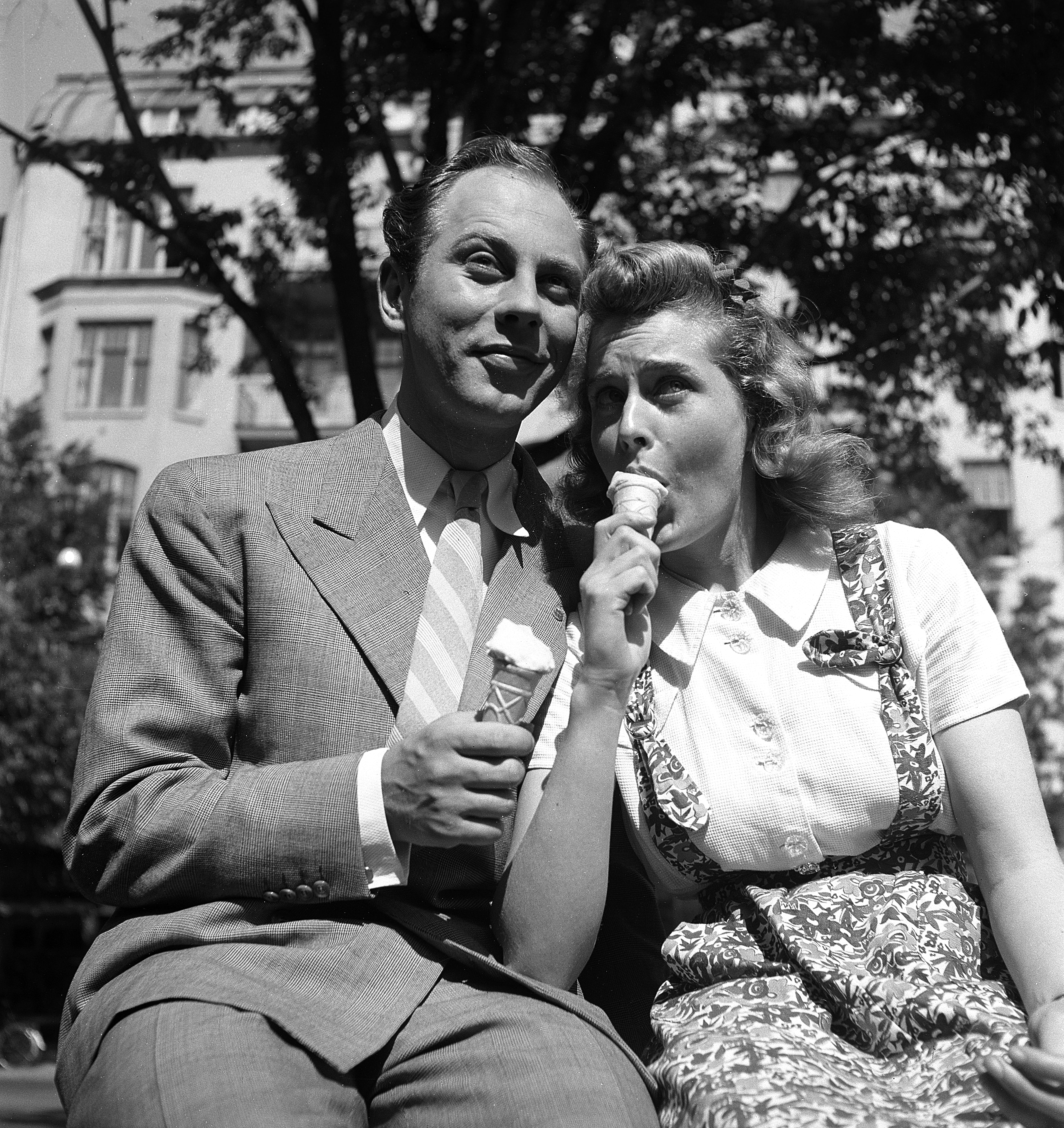 Skådespelarna Willy Peters och Agneta Lagerfeldt äter glass.