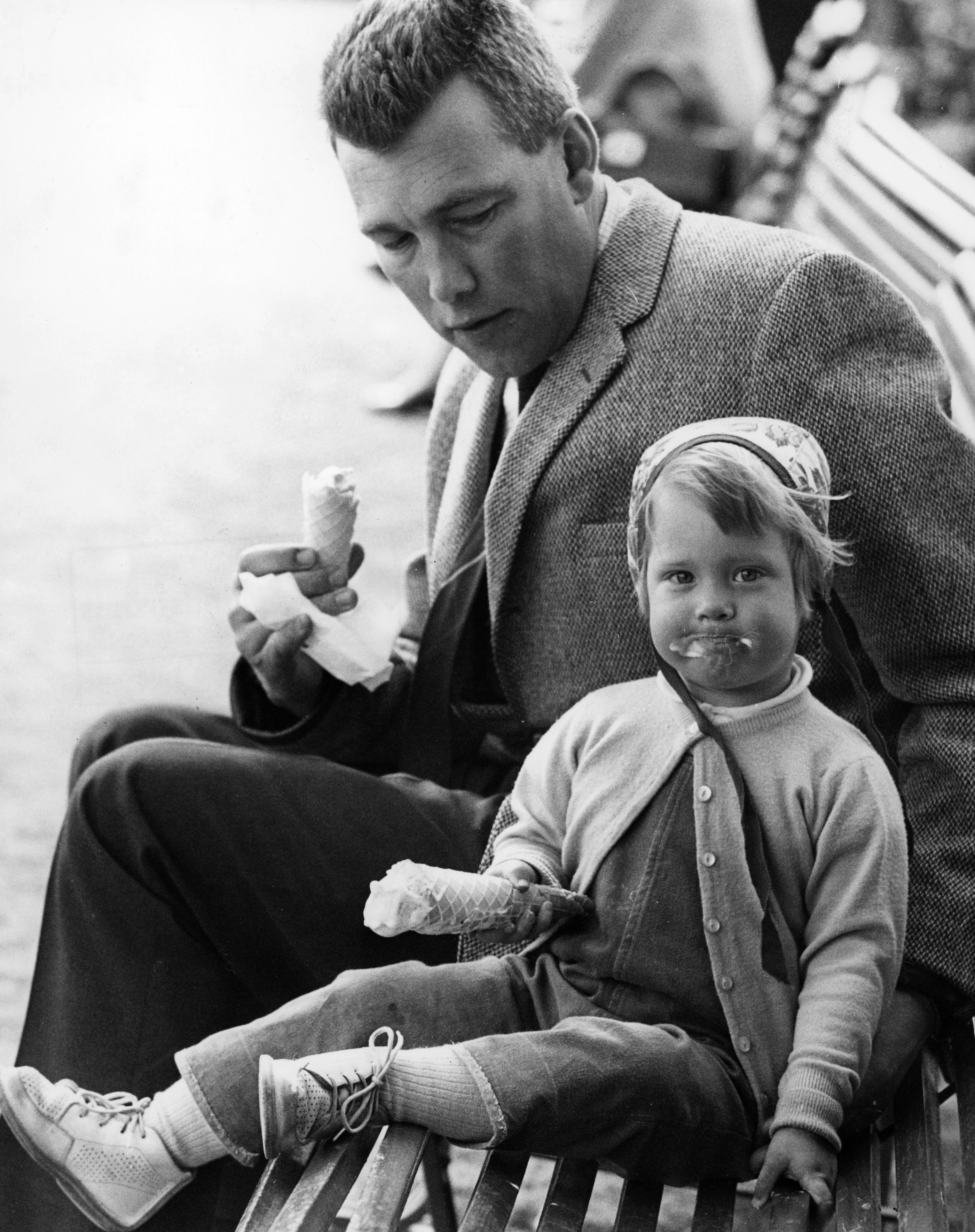 En flicka och hennes pappa äter glass 1963.