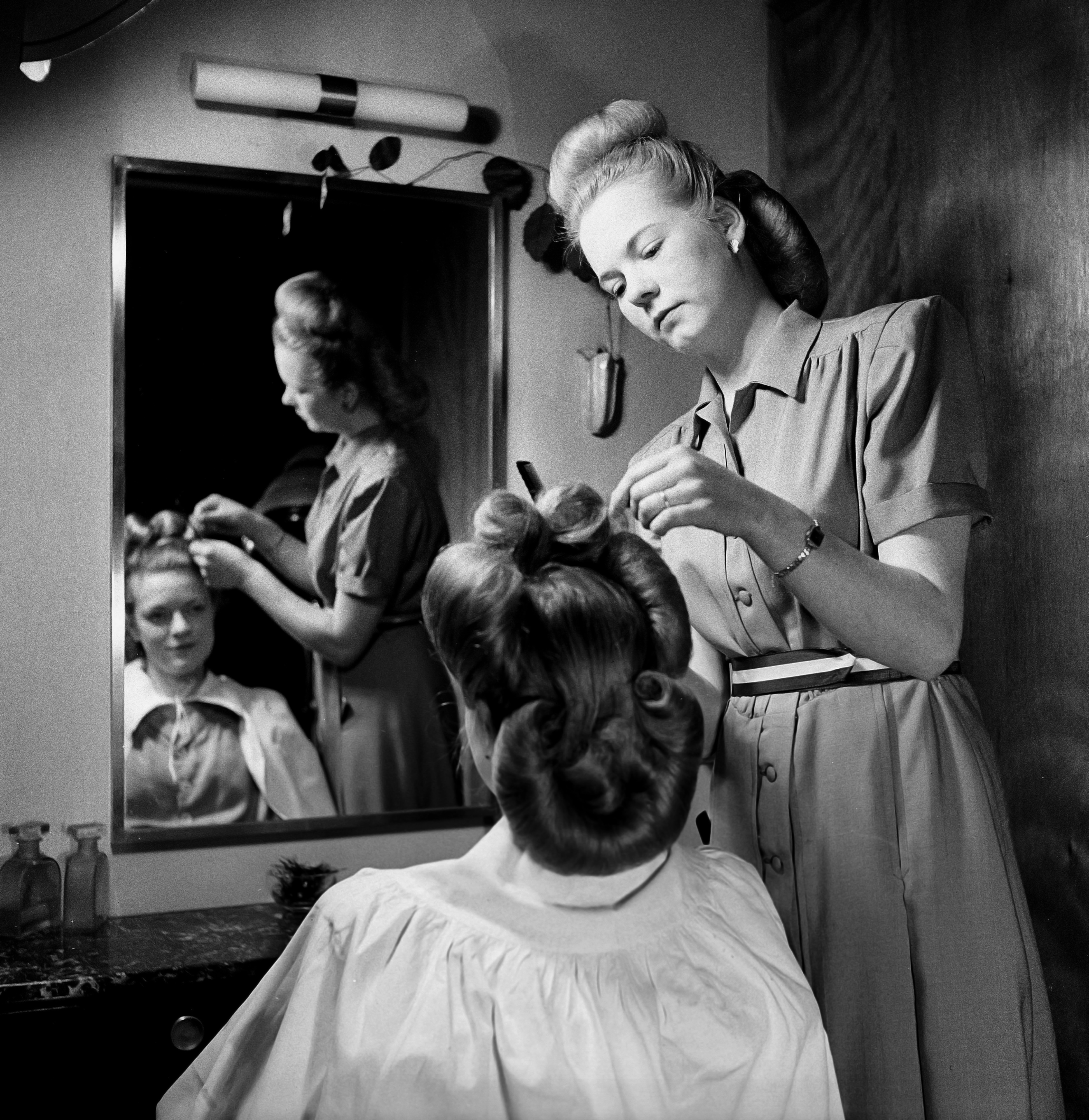 En skicklig frisör lägger upp en vågig frisyr som blivit populär i vintage-kretsar.