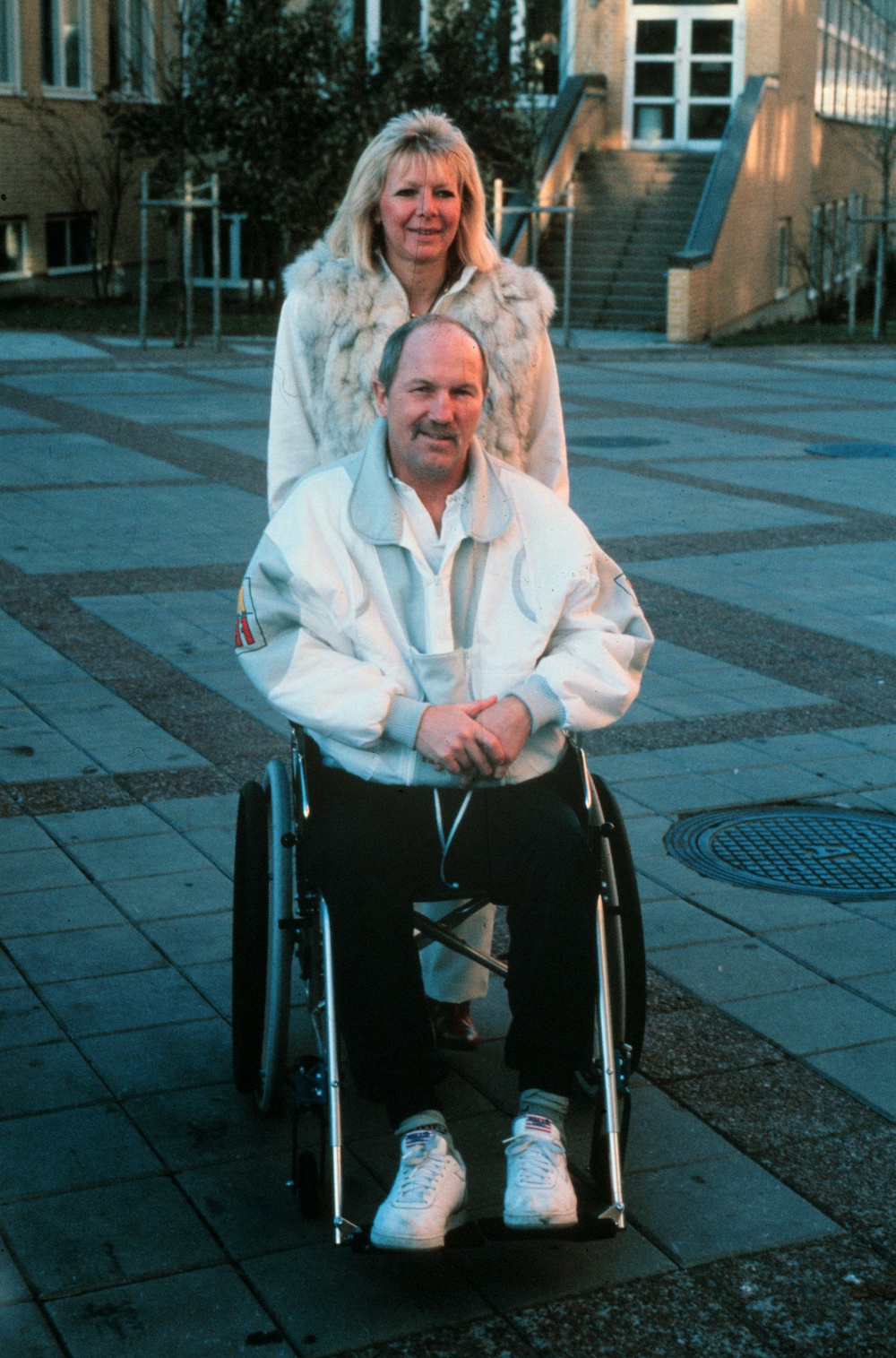 Bosse Högberg i rullstol, tillsammans med Liz Öberg.