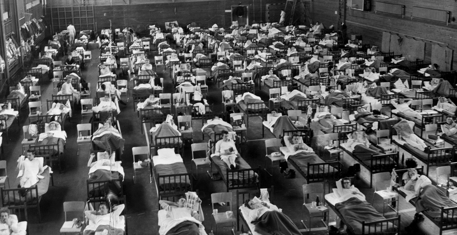 Mängder av sjukhussängar i en stor sal, svartvit bild