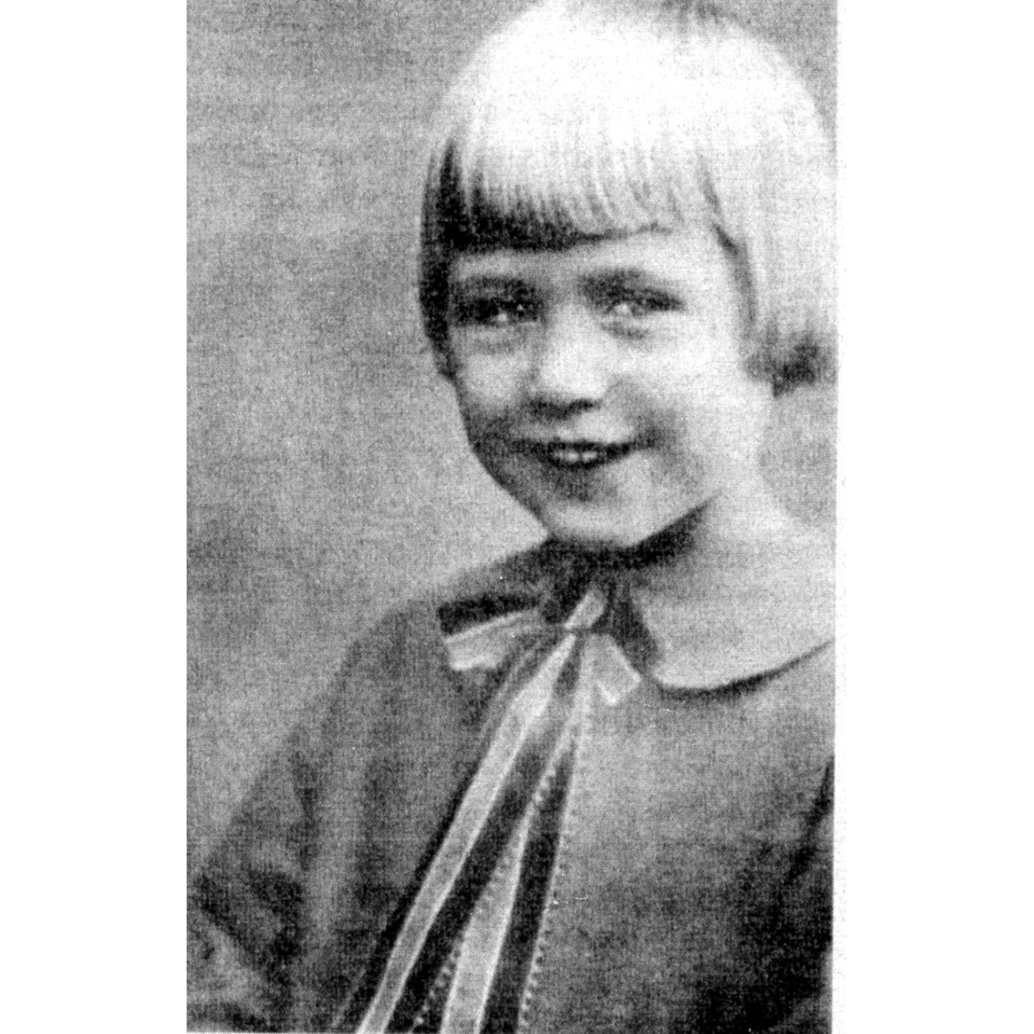 Pekka Langer som barn, svartvit bild, blond pojke