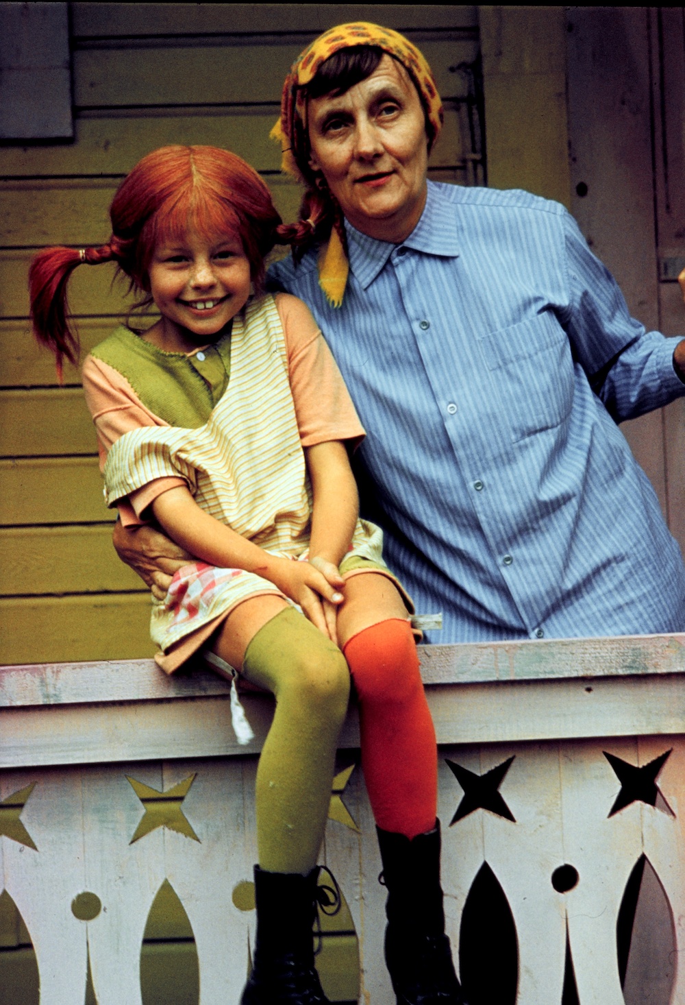 Pippi Långstrump, som spelas av Inger Nilsson, tillsammans med Astrid Lindgren under tv-inspelningarna.