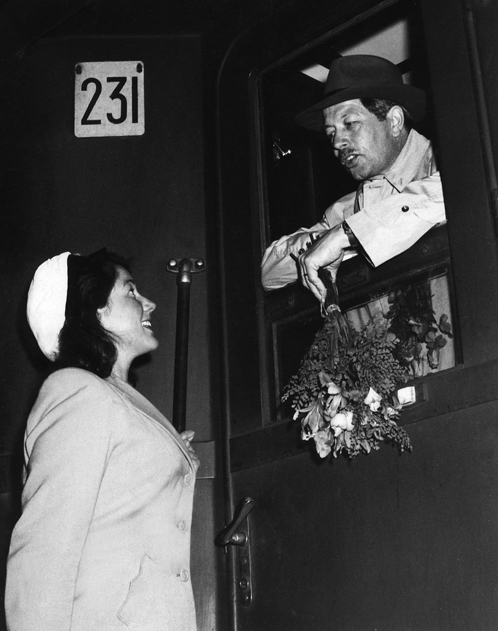 Upptäcktsresanden Sten Bergman tar farväl av sin älskade dotter Astrid vid ett tågfönster inför en resa.