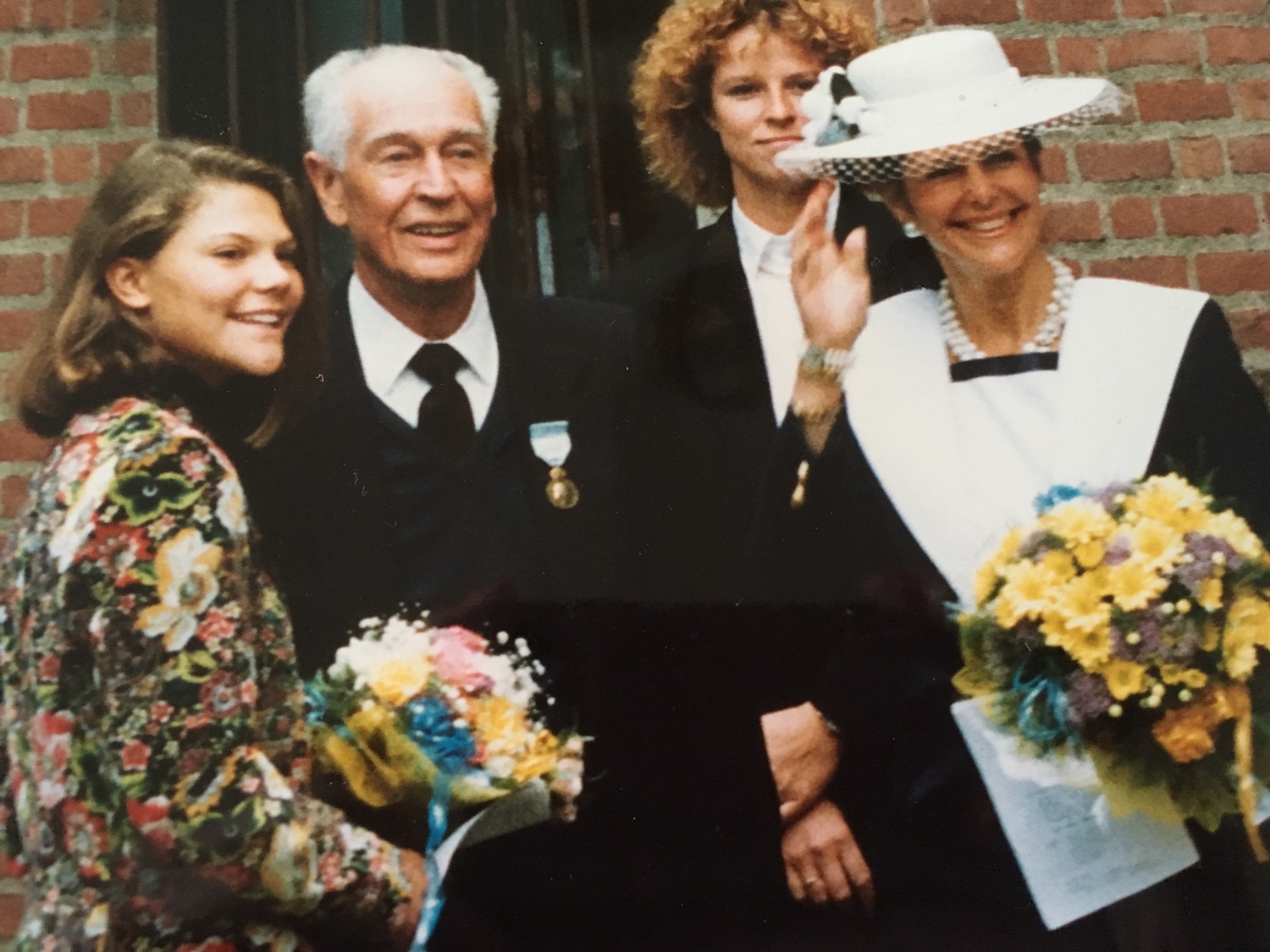 Carl-Gustaf Svingel tillsammans med kronprinsessan Victoria och drottning Silvia. 